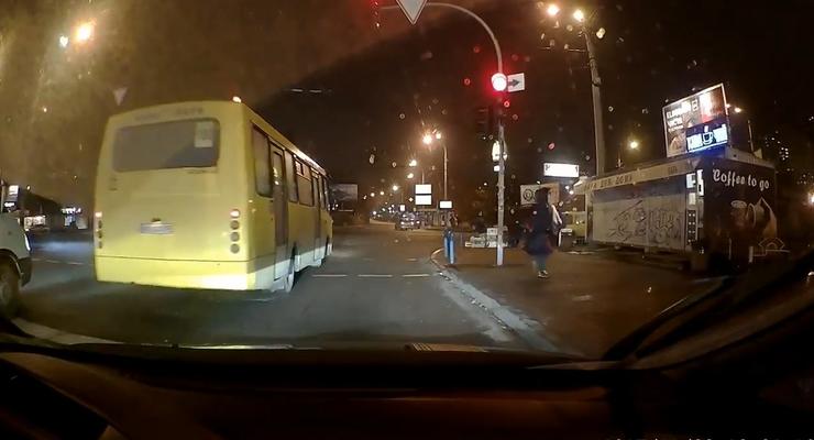 В Киеве маршрутчик проехал шестиполосный перекресток на красный