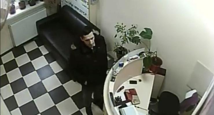 В Киеве мужчина украл из салона красоты ноутбук и телефон