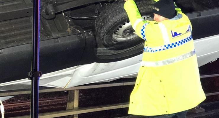 Британский полицейский удержал падающий с моста грузовик