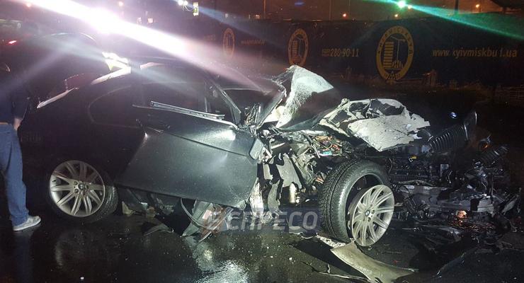 В Киеве водитель уничтожил BMW о столб и сбежал