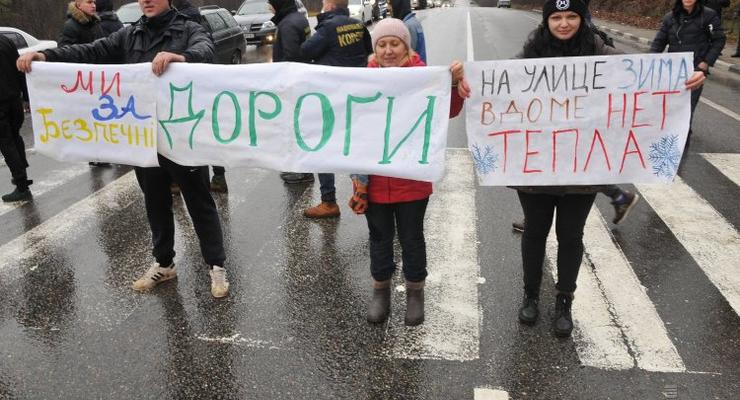 Под Харьковом люди перекрыли трассу из-за отсутствия отопления