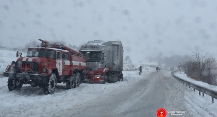 Ограничение проезда и обесточенные поселки: на запад Украины обрушилась непогода