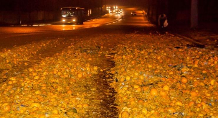 В Днепре в результате ДТП дорогу засыпало мандаринами