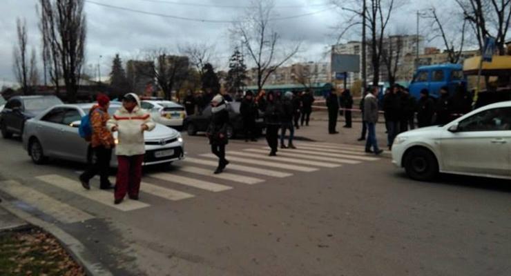Жители Березняков блокируют улицу из-за застройки сквера