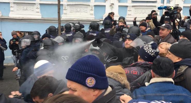 Потасовки вокруг автомобиля с Саакашвили: полиция применила газ, есть пострадавшие