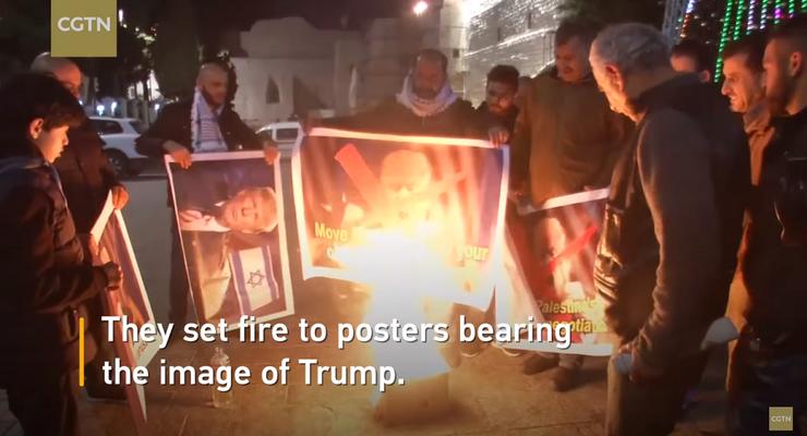 Палестинцы жгут портреты Трампа за поддержку Израиля