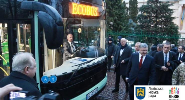 Президента покатали на первом украинском электробусе