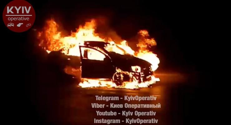 На перекрестке в Киеве полностью сгорел автомобиль