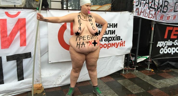 Активистка Femen устроила акцию в лагере Саакашвили