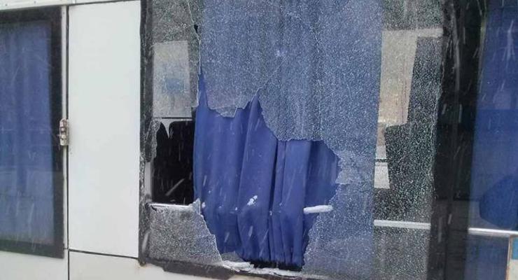 В Шостке пешеход разбил окно маршрутки, пострадала пассажир
