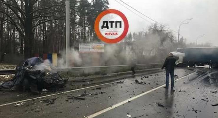 В Киеве фура раздавила легковушку, есть жертвы