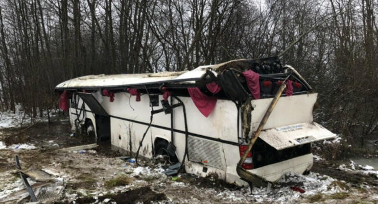 В Литве перевернулся автобус с детьми: 10 пострадавших