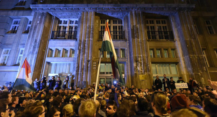Еврокомиссия подала в суд на Венгрию из-за закона о образовании