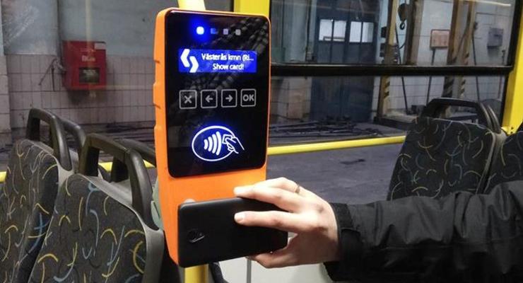 В Киеве устанавливают аппараты для бесконтактной оплаты проезда