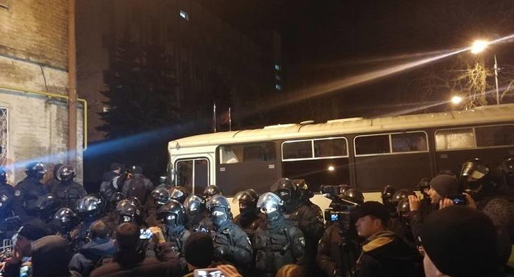 СИЗО, куда привезли Саакашвили, окружили силовики