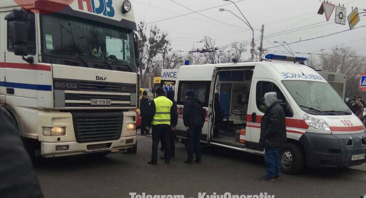 В Киеве фура на пешеходном переходе сбила человека