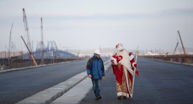 Оккупанты привезли на Керченский мост Деда Мороза