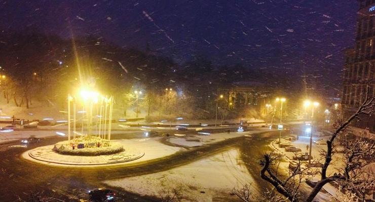 Снег в Киеве убирают более 100 единиц спецтхеники