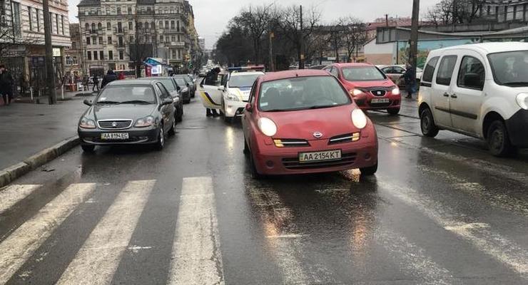 В Киеве Nissan въехал в остановку: пострадали трое
