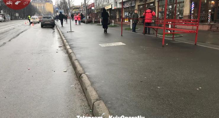 В Киеве машина вылетела на остановку и сбила троих человек