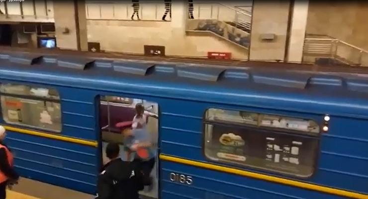 В Киеве голый мужчина пытался угнать поезд метро