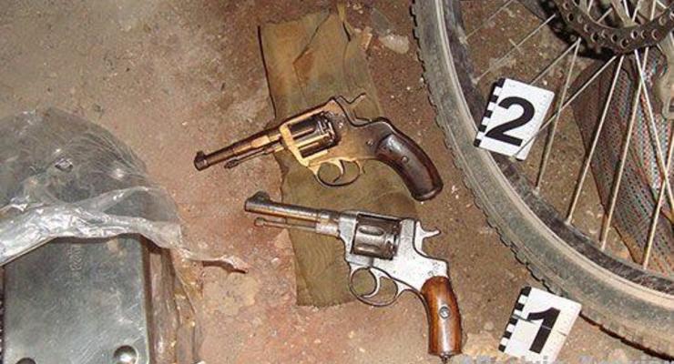 У харьковчанина полиция нашла два пистолета и почти тысячу патронов