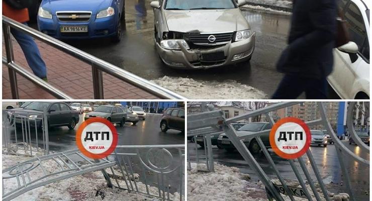 В Киеве водитель оставил номера на снесенном заборе