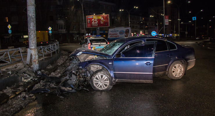 В Киеве водитель влетел в отбойник и попытался скрыться