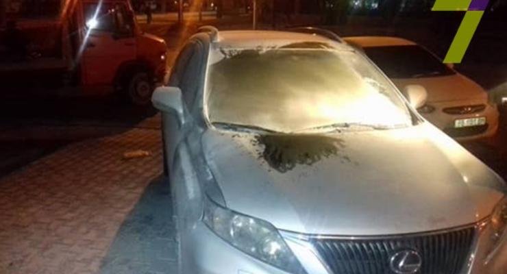 В Одессе в Lexus чиновника бросили коктейль Молотова