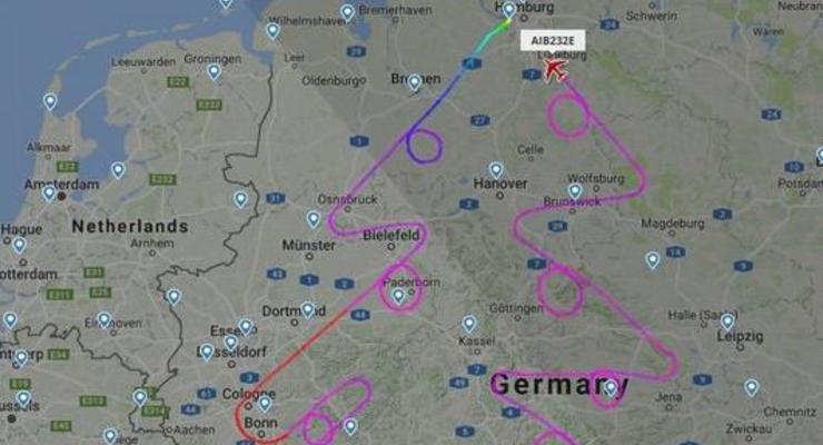 Самолет нарисовал в небе над Германией елку с игрушками