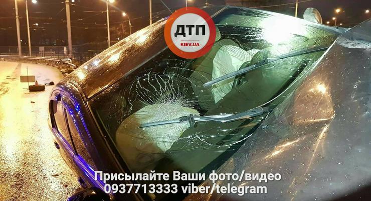 В Киеве водитель снес 30-метров отбойника и оставил раненого пассажира