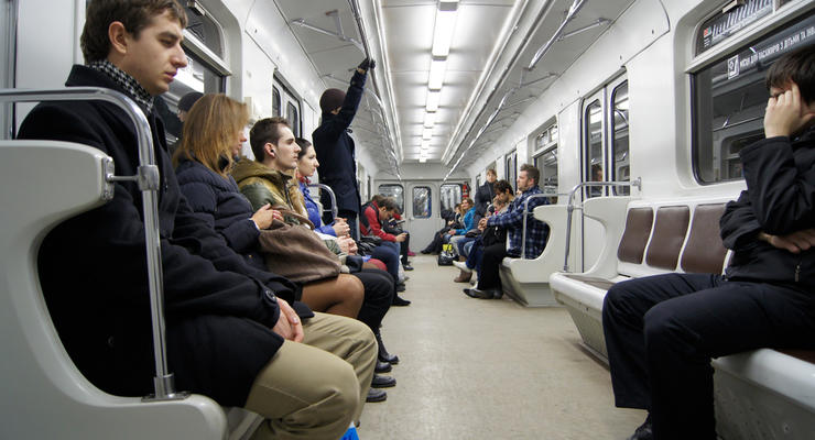 Зубные протезы и кувалда: в столичном метро рассказали, что теряли пассажиры