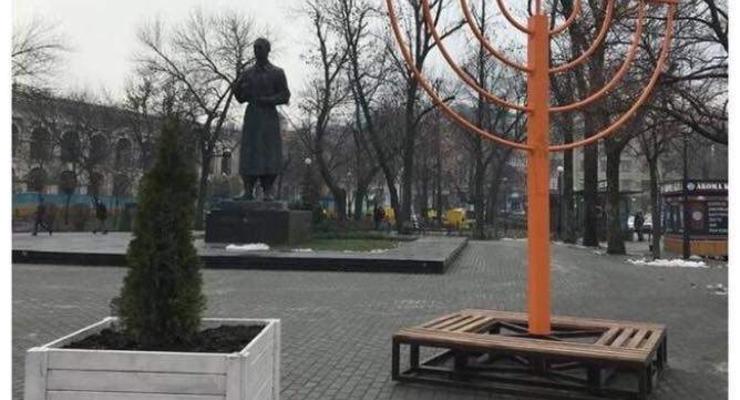 В Киеве на ханукальном светильнике нарисовали свастику