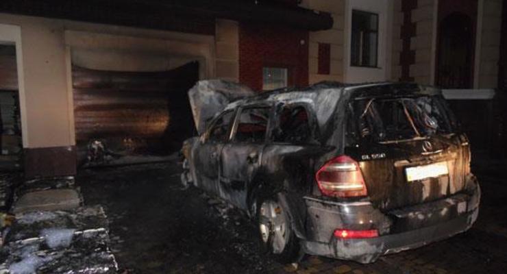 В Ровно подожгли дом и Mercedes депутата – СМИ