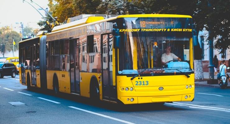В Киеве два автобуса и троллейбус изменили маршрут