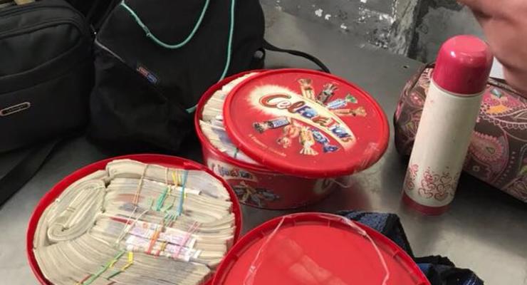 Украинец пытался вывезти крупную сумму денег в коробках из-под конфет
