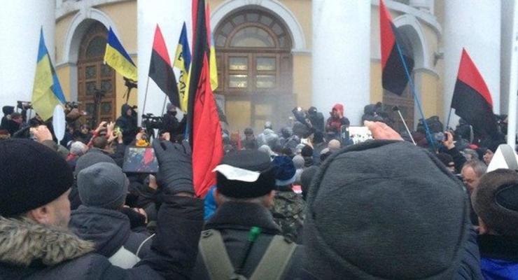 Сторонники Саакашвили штурмовали Октябрьский дворец