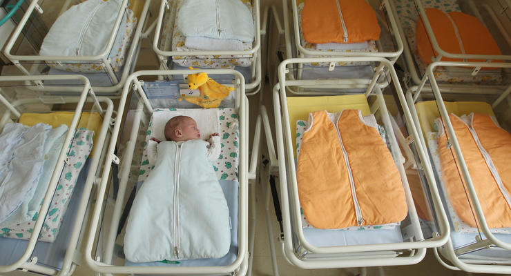Украина опустилась в рейтинге рождаемости