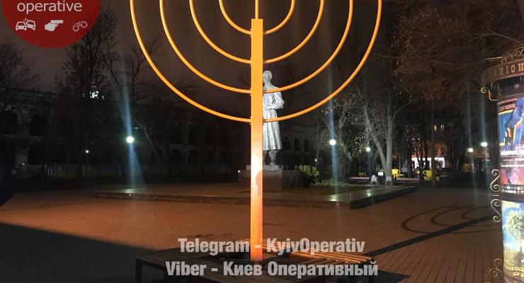 В Киеве облили кровью символ Хануки
