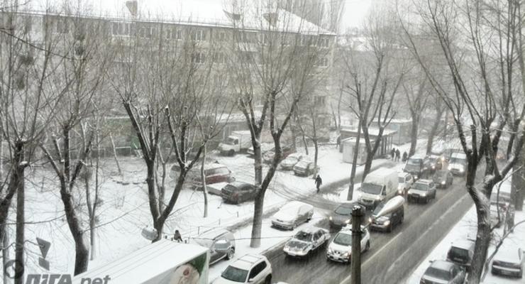 Киев в пробках - зима снова нагрянула неожиданно