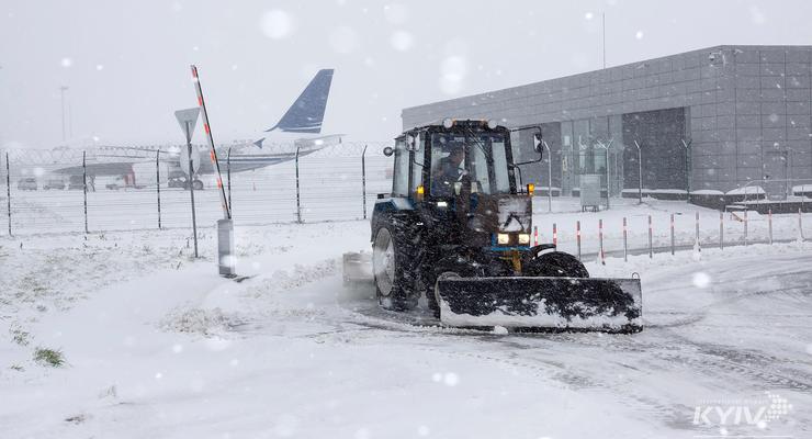 Киев из-за снегопада передал часть рейсов в Борисполь