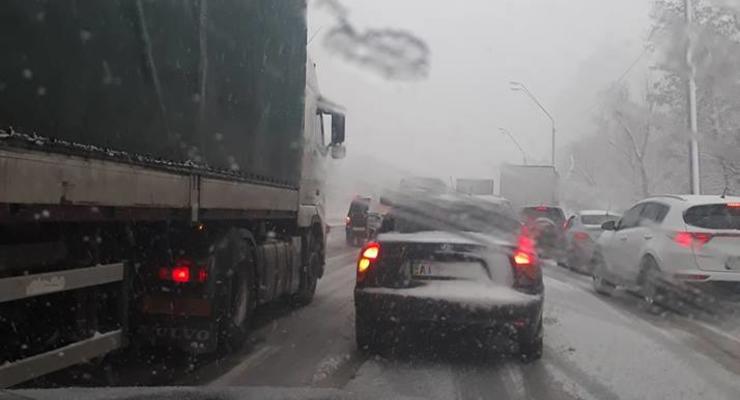 Снегопад парализовал въезды в Киев, в городе много ДТП