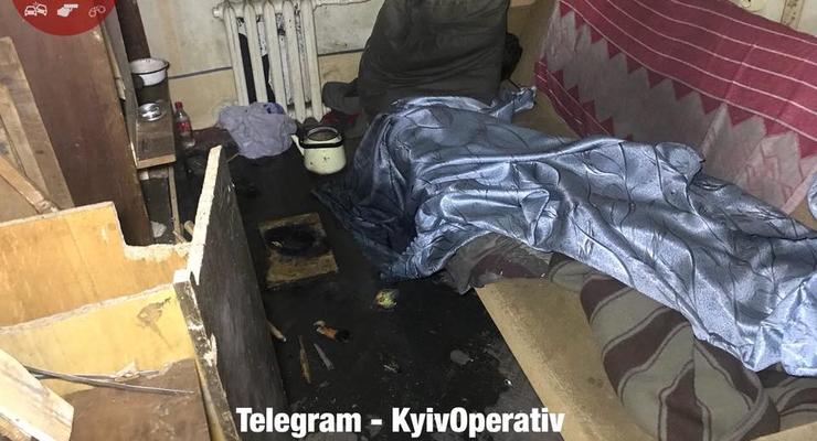 В Киеве мужчина разжег костер посреди квартиры