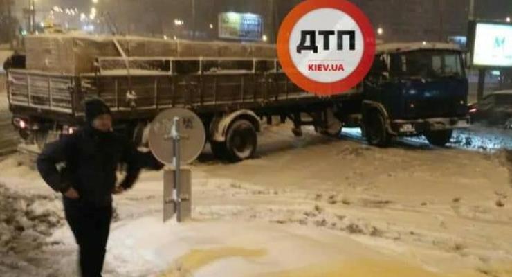 В Киеве грузовик с кирпичами перекрыл всю дорогу