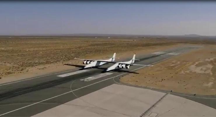 Самый большой в мире самолет впервые выкатили на взлетную полосу