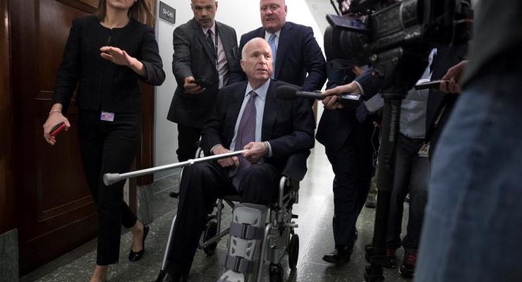 Сенатор Маккейн выписан из больницы в США