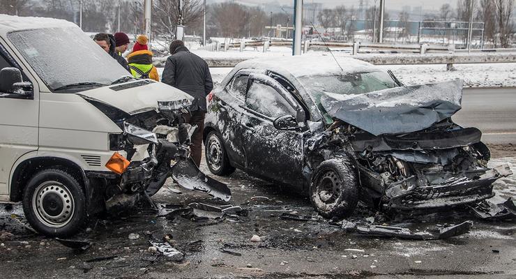 В Киеве авто вылетело на встречную полосу: пострадали дети и женщина