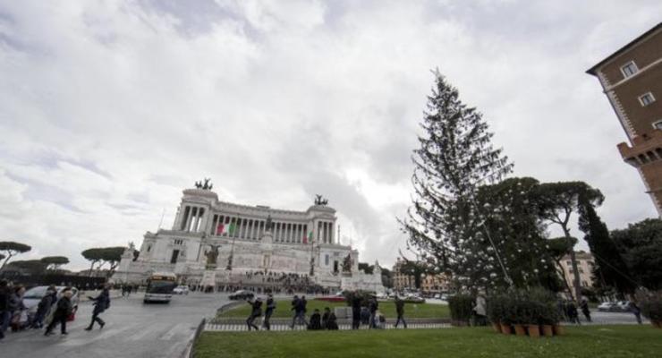 Жители Рима высмеяли городскую "облезлую" елку