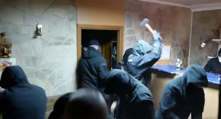 В Киеве неизвестные разгромили кувалдами кафе