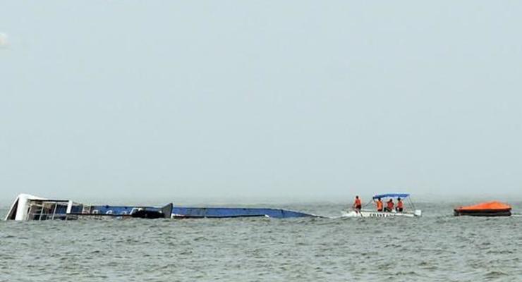 У побережья Филиппин перевернулся паром с 251 человеком на борту
